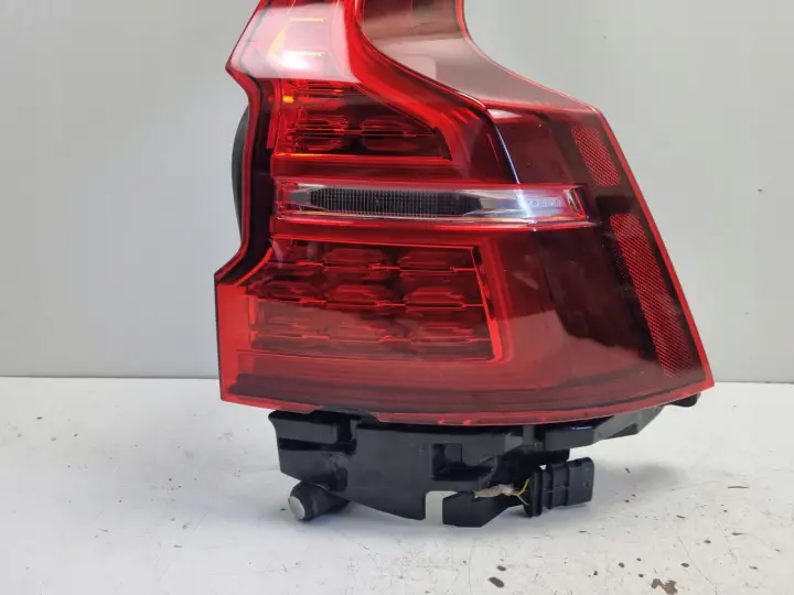 Volvo V60 II KOMBI 18-23r TYLNIA TYLNA LAMPA PRAWA prawy tył 32291359