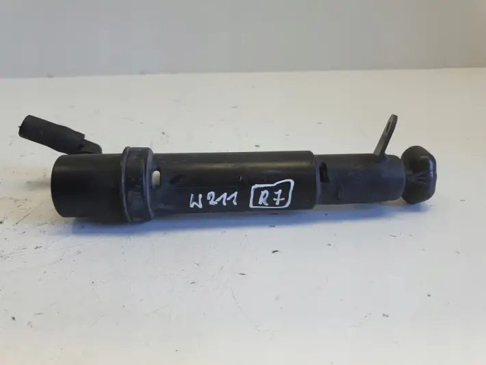 Mercedes W211 PRAWY SPRYSKIWACZ LAMPY Reflektora 2118600647