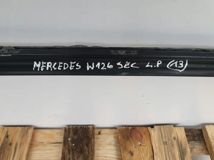 Mercedes W126 C126 SEC LISTWA SZYBY LEWA PRZEDNIA
