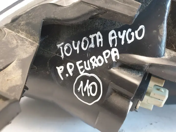 Toyota Aygo PRZEDNIA LAMPA PRAWA prawy przód EUROP