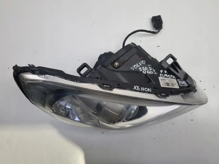 Volvo V60 S60 II PRZEDNIA LAMPA PRAWA prawy przód XENON EUROPA 31299991