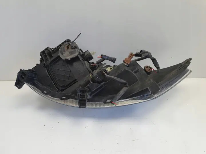 Toyota Auris I 06-09r PRZEDNIA LAMPA PRAWA prawy przód EUROPA 81110-02470