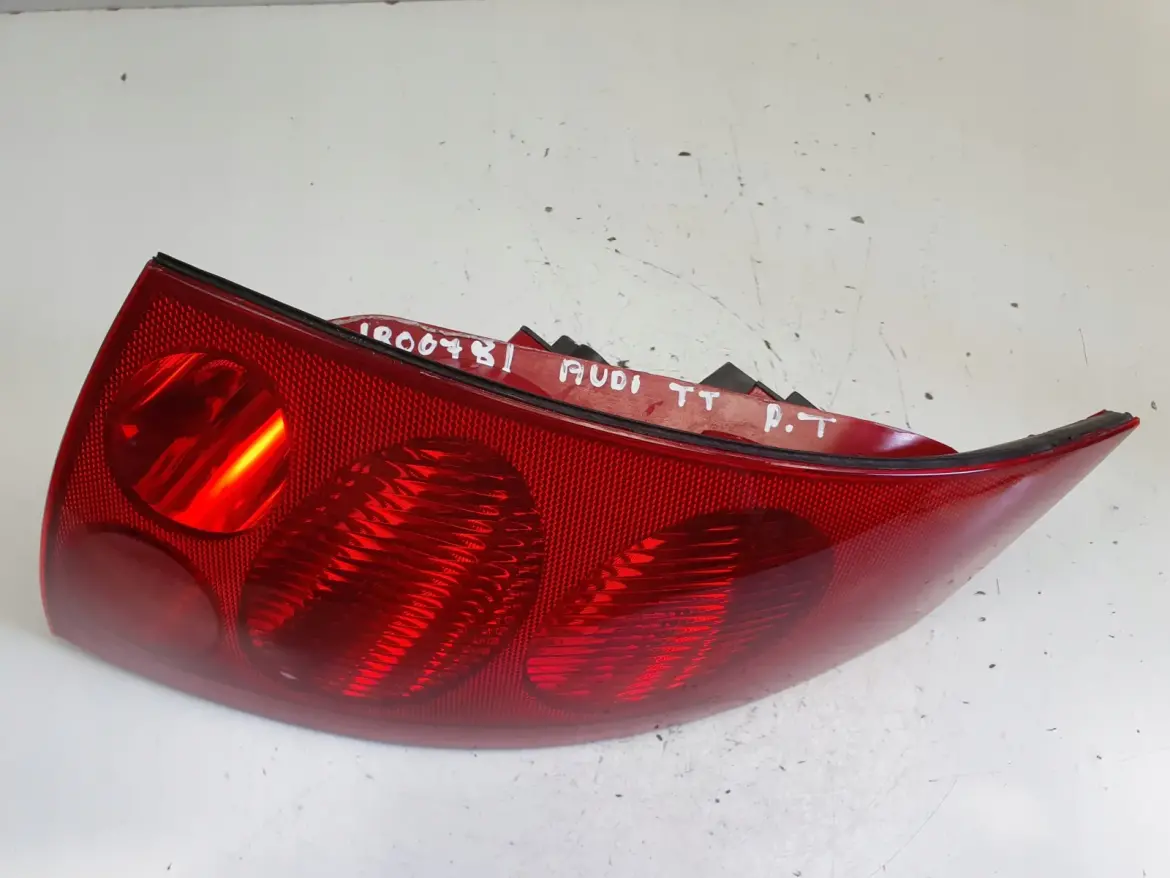 Audi TT 8N TYLNA LAMPA PRAWA prawy tył pasażera