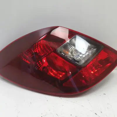Opel Corsa D 5 drzwi TYLNA LAMPA LEWA lewy tył kierowcy Dymiona