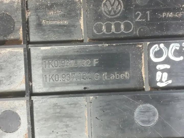 Skoda Octavia II lift 1.8 Tsi OBUDOWA SKRZYNKI BEZPIECZNIKÓW 1K0937132F