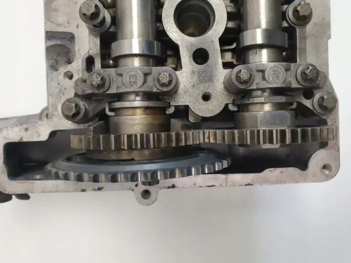 BMW F30 2.0 D GŁOWICA CYLINDRÓW wałki 85137090400