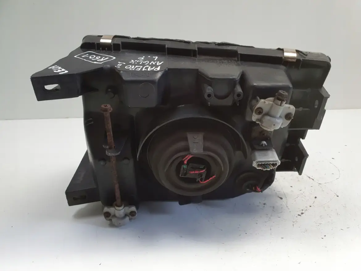 Mitsubishi Pajero II PRZEDNIA LAMPA PRAWA prawy przód anglik 110-37751