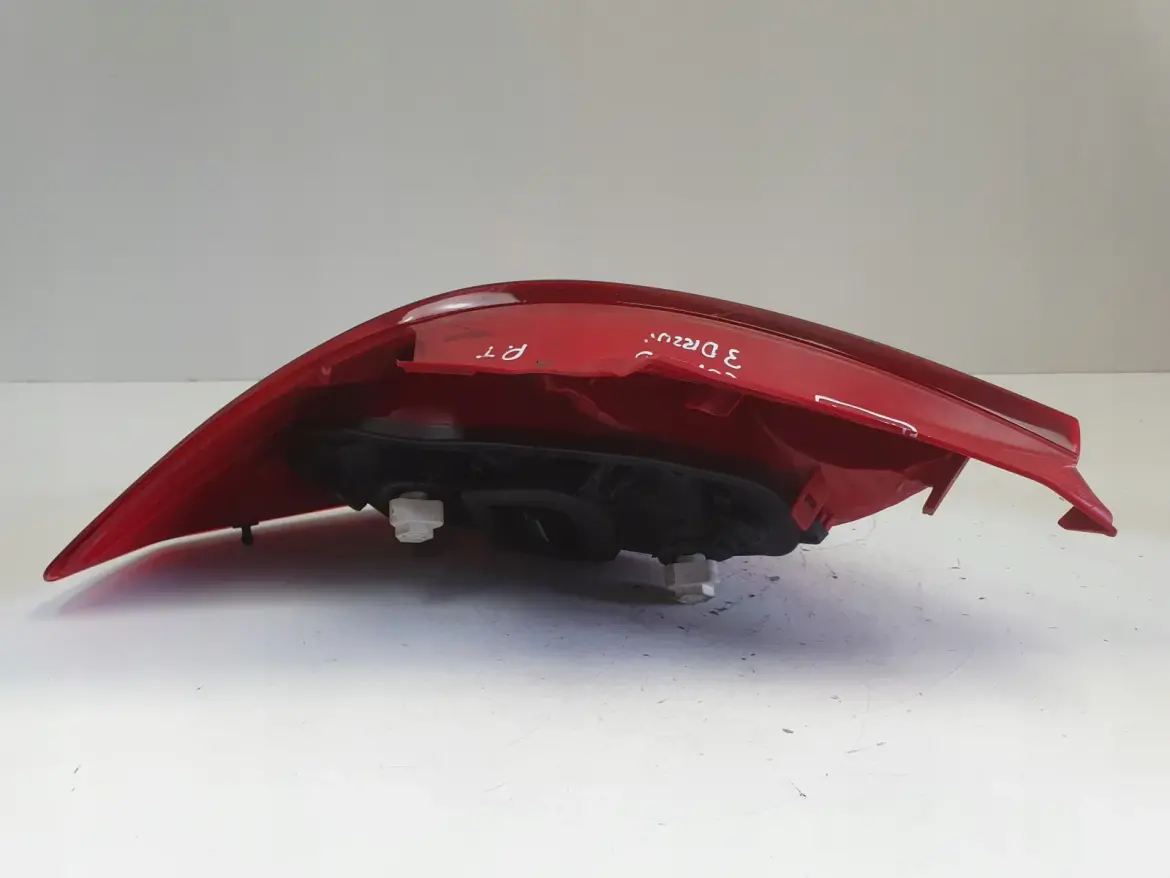 Opel Corsa D 3 drzwi TYLNA LAMPA PRAWA prawy tył pasażera 13211841