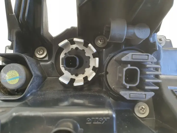 Toyota Corolla E21 KOMBI TYLNIA TYLNA LAMPA LEWA lewy tył w błotnik EUROP
