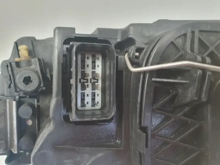 Volvo S40 II V50 LIFT PRZEDNIA LAMPA PRAWA prawy przód 0301237202 31265695