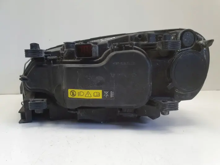 Volvo V70 III XC70 PRZEDNIA LAMPA PRAWA PRAWY PRZÓD XENON SKRĘTNY 31383541