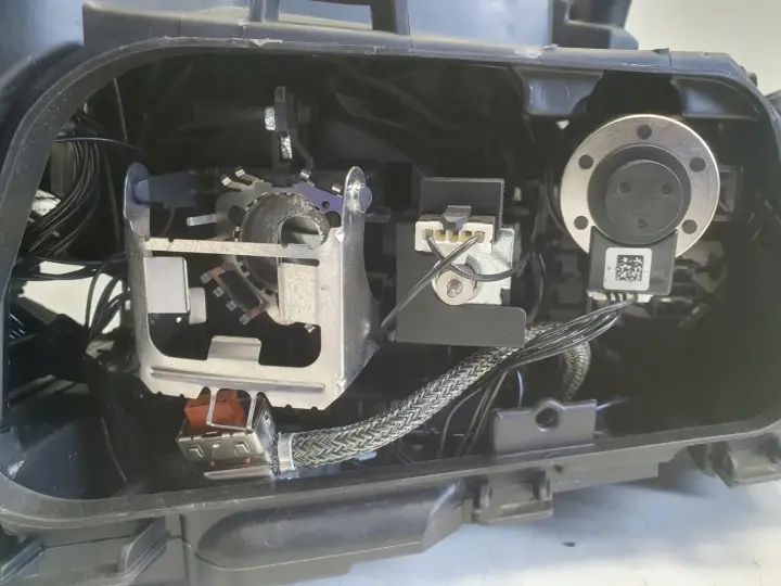 Volvo V40 II 12-16r PRZEDNIA LAMPA LEWA lewy przód EUROPA XENON 31420007
