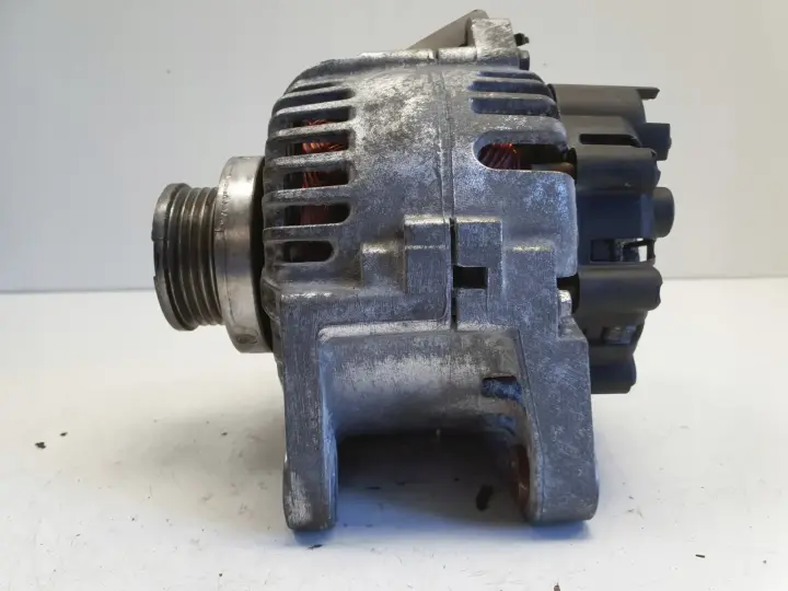 Renault Clio II 1.4 16V ALTERNATOR valeo 8200100907 110A