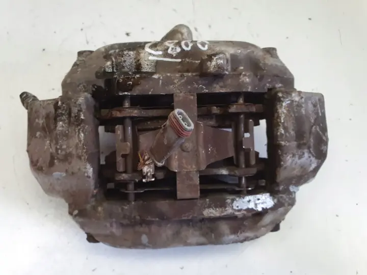 Mercedes SL SL500 R230 PRZEDNI ZACISK HAMULCOWY prawy przód 20825101