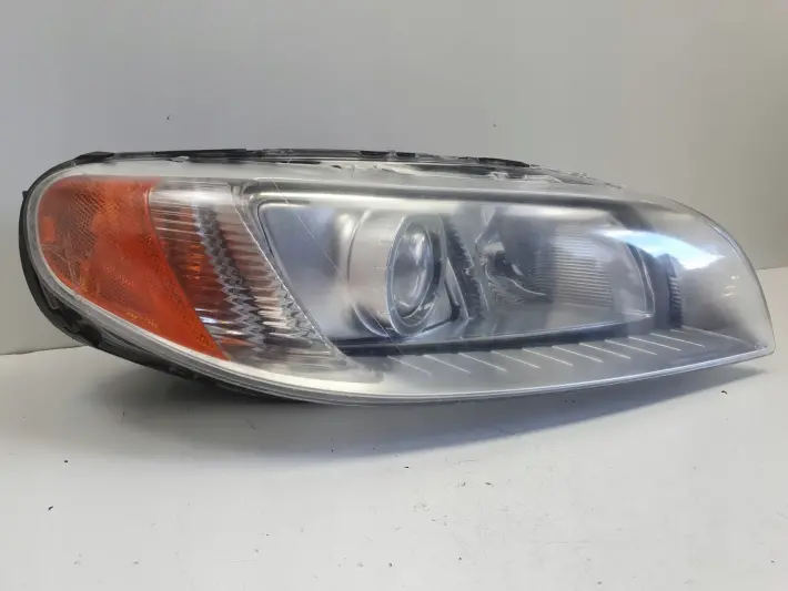 Volvo V70 III XC70 S80 II XENON PRZEDNIA LAMPA PRAWA prawy przód 31214348