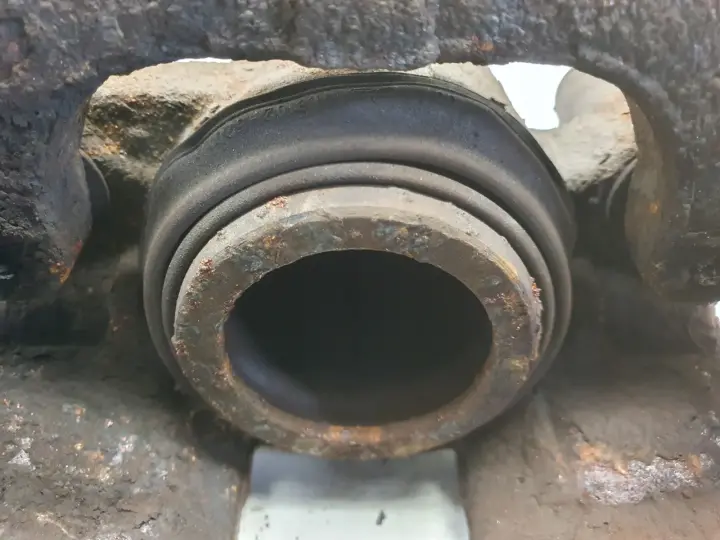 Renault Clio IV LEWY PRZEDNI ZACISK HAMULCOWY przód kierowcy L.P ATE 368