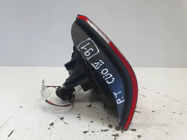 Renault Clio IV kombi TYLNA LAMPA PRAWA prawy tył W KLAPE 265502395R