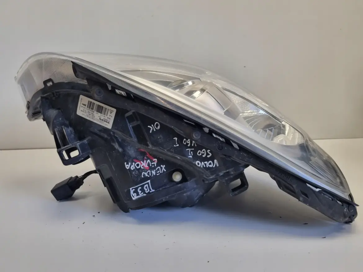 Volvo V60 S60 II PRZEDNIA LAMPA PRAWA prawy przód XENON EUROPA 31299991