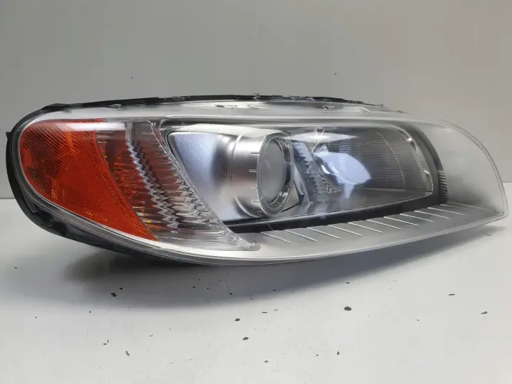 Volvo V70 III XC70 S80 II XENON PRZEDNIA LAMPA PRAWA prawy przód 31214348