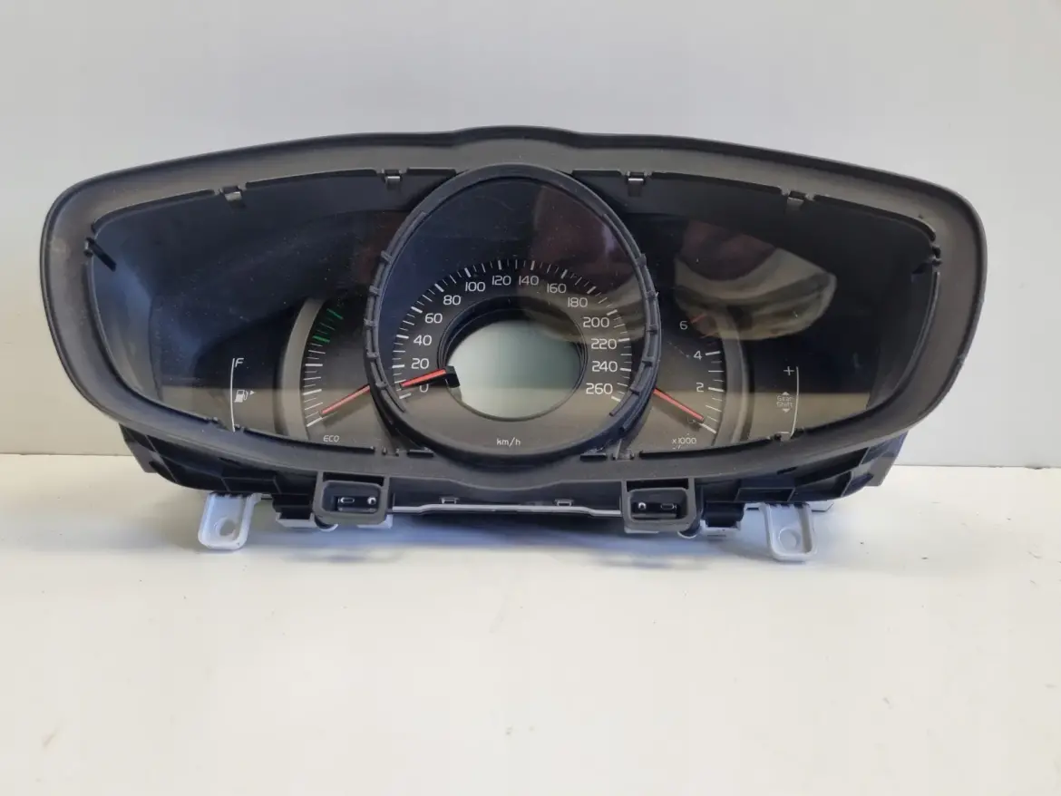 Volvo V40 II lift LICZNIK ZEGARY Europa 31453103