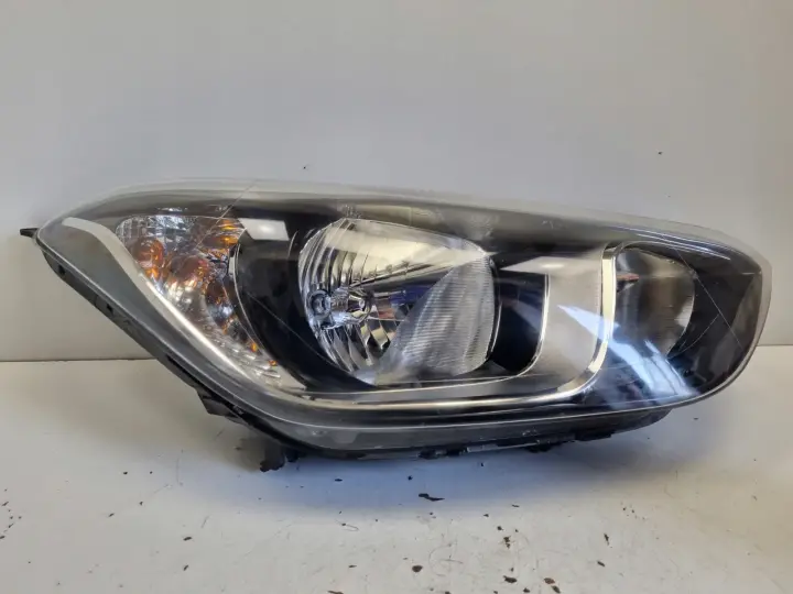 Hyundai i20 PRZEDNIA LAMPA PRAWA prawy przód ANGLIK 92102-1J5