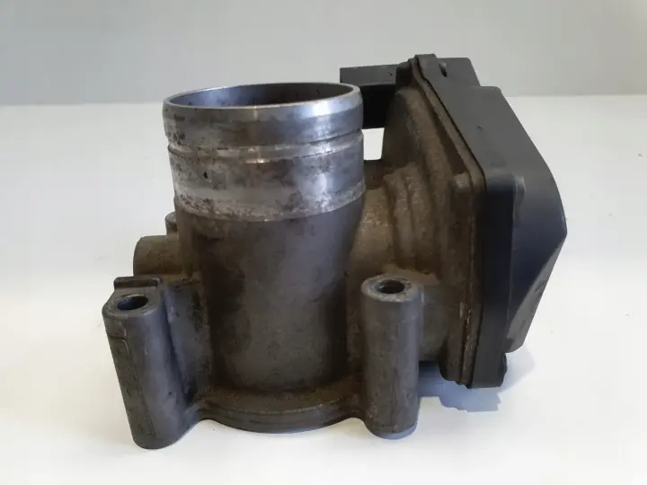 VW Fox 1.2 6V PRZEPUSTNICA 03D133062E