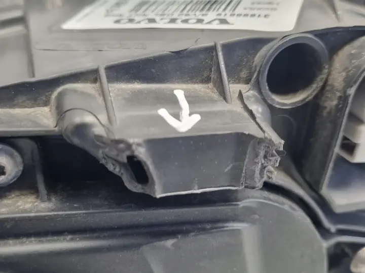 Volvo V60 S60 II LIFT PRZEDNIA LAMPA PRAWA prawy przód XENON 31698819