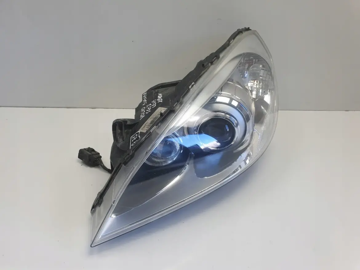 Volvo V60 S60 II 10-13r PRZEDNIA LAMPA LEWA lewy przód XENON 31299990