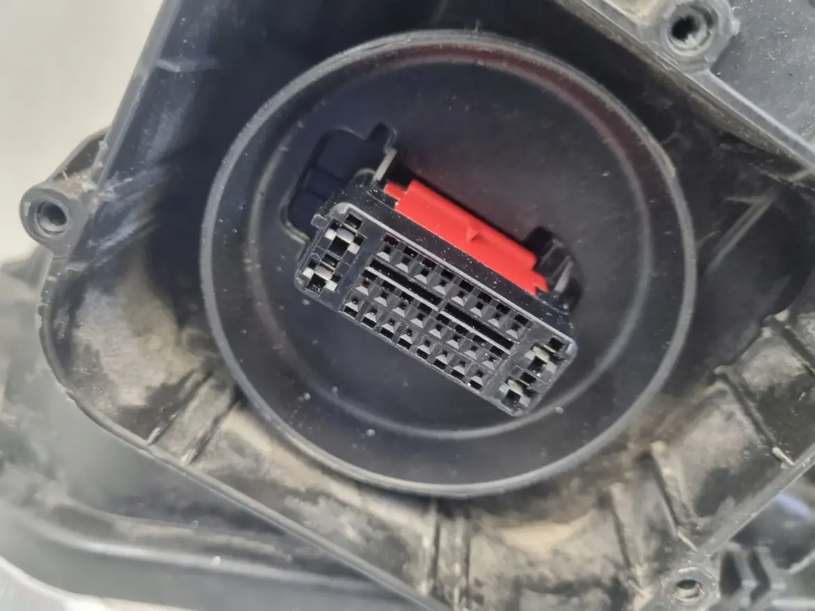 Volvo XC60 13-17r LIFT PRZEDNIA LAMPA PRAWA PRAWY PRZÓD LED europa 31420250