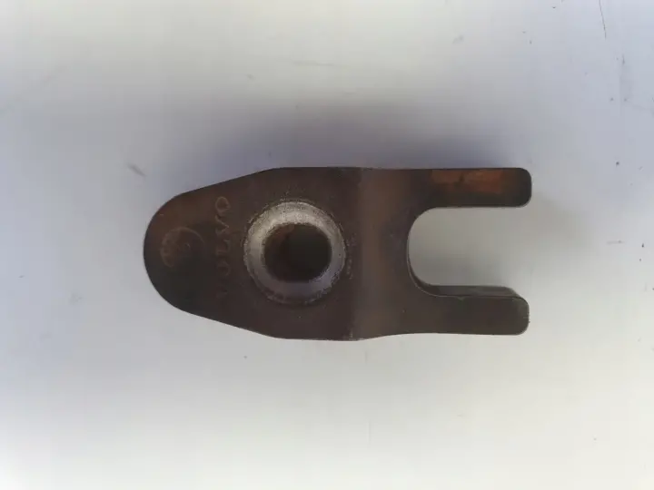 Volvo V70 III XC70 II lift 2.0D D4 ŁAPKA WTRYSKIWACZA wtrysku mocowanie