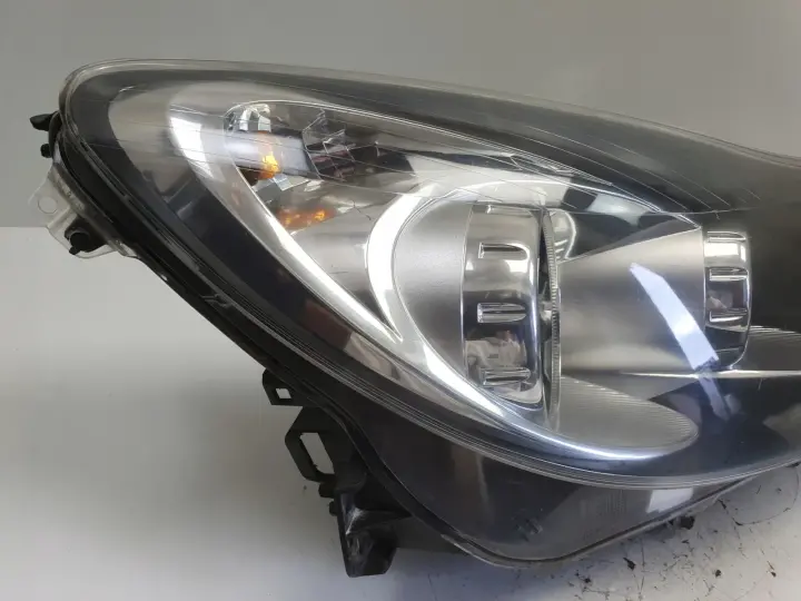 Opel Corsa D PRZEDNIA LAMPA PRAWA prawy przód anglik Ciemny klosz 13217456