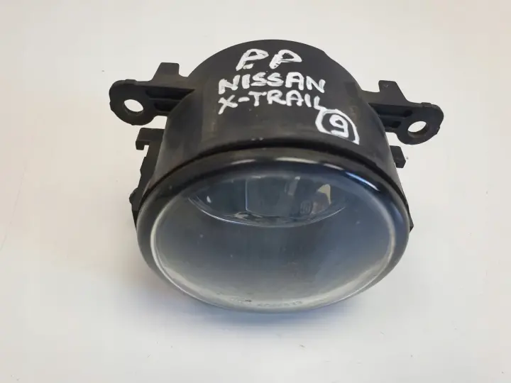Nissan X-trail PRAWY PRZEDNI HALOGEN przód