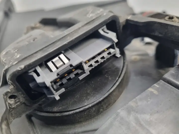 Volvo S60 II V60 10-13r PRZEDNIA LAMPA PRAWA PRAWY PRZÓD xenon 31299991