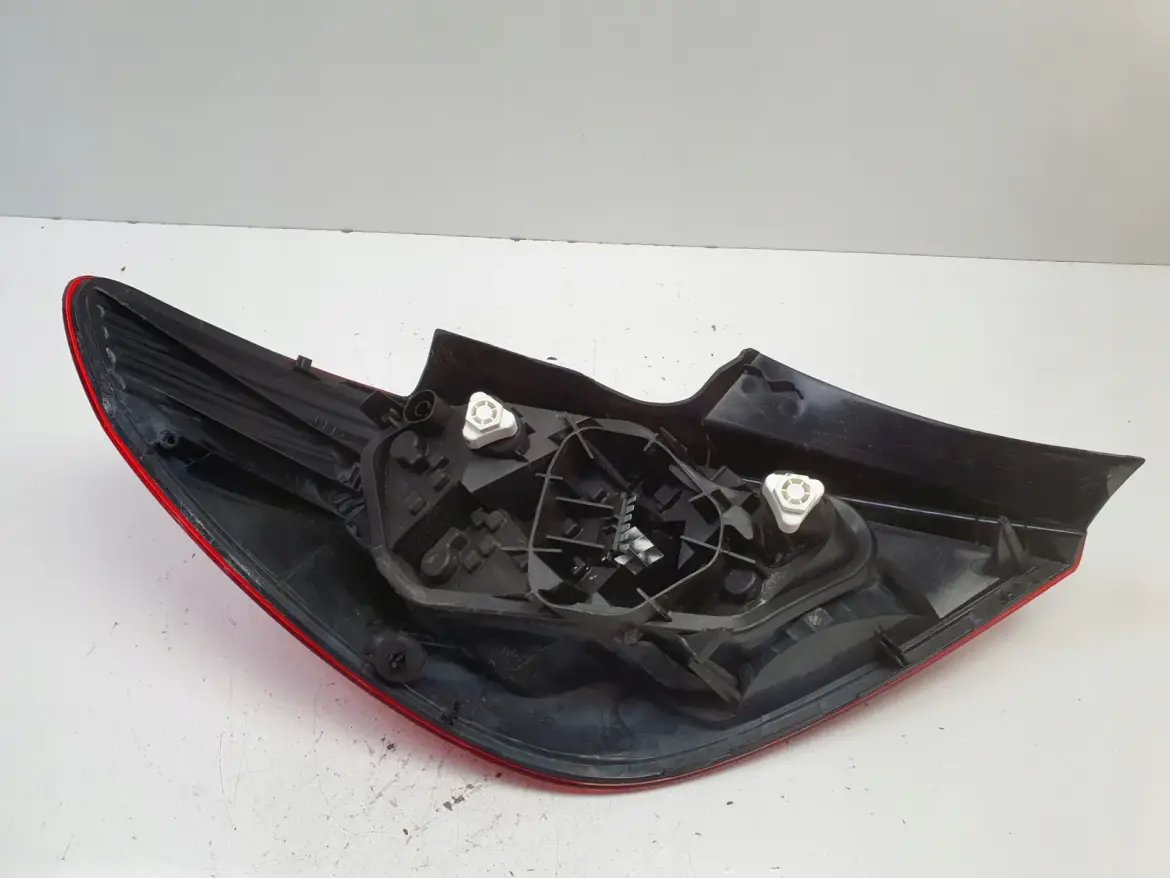 Opel Corsa D 5 drzwi TYLNA LAMPA PRAWA prawy tył pasażera 13269051