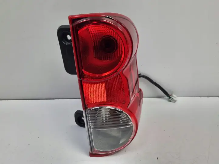 Nissan NV200 TYLNIA TYLNA LAMPA PRAWA prawy tył pasażera 26550BJ00A