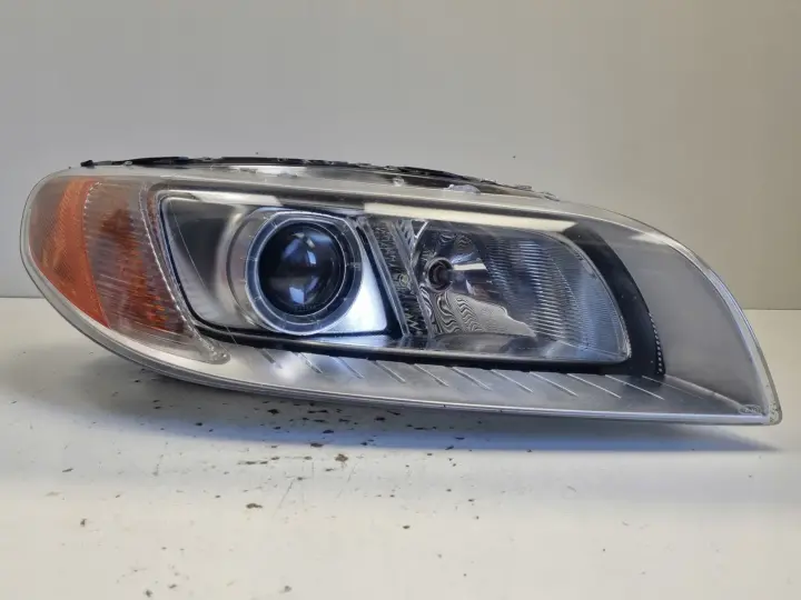 Volvo V70 III XC70 S80 II XENON PRZEDNIA LAMPA PRAWA prawy przód 31214348