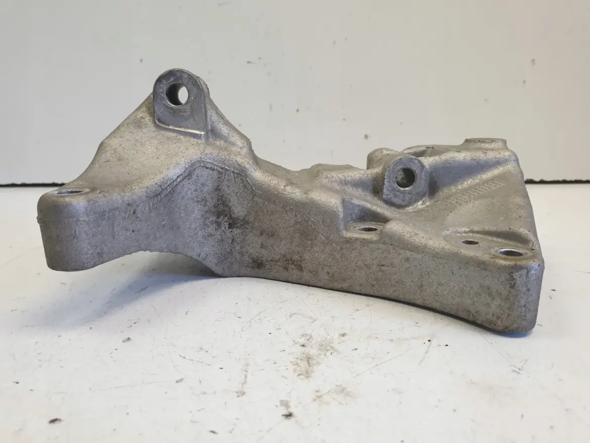 Volvo V60 II 1.5 T ŁAPA MOCOWANIE ALTERNATORA 31430702