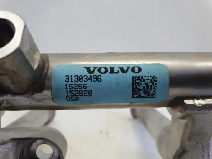 Volvo V40 II 1.5 T2 LISTWA WTRYSKOWA P31303876