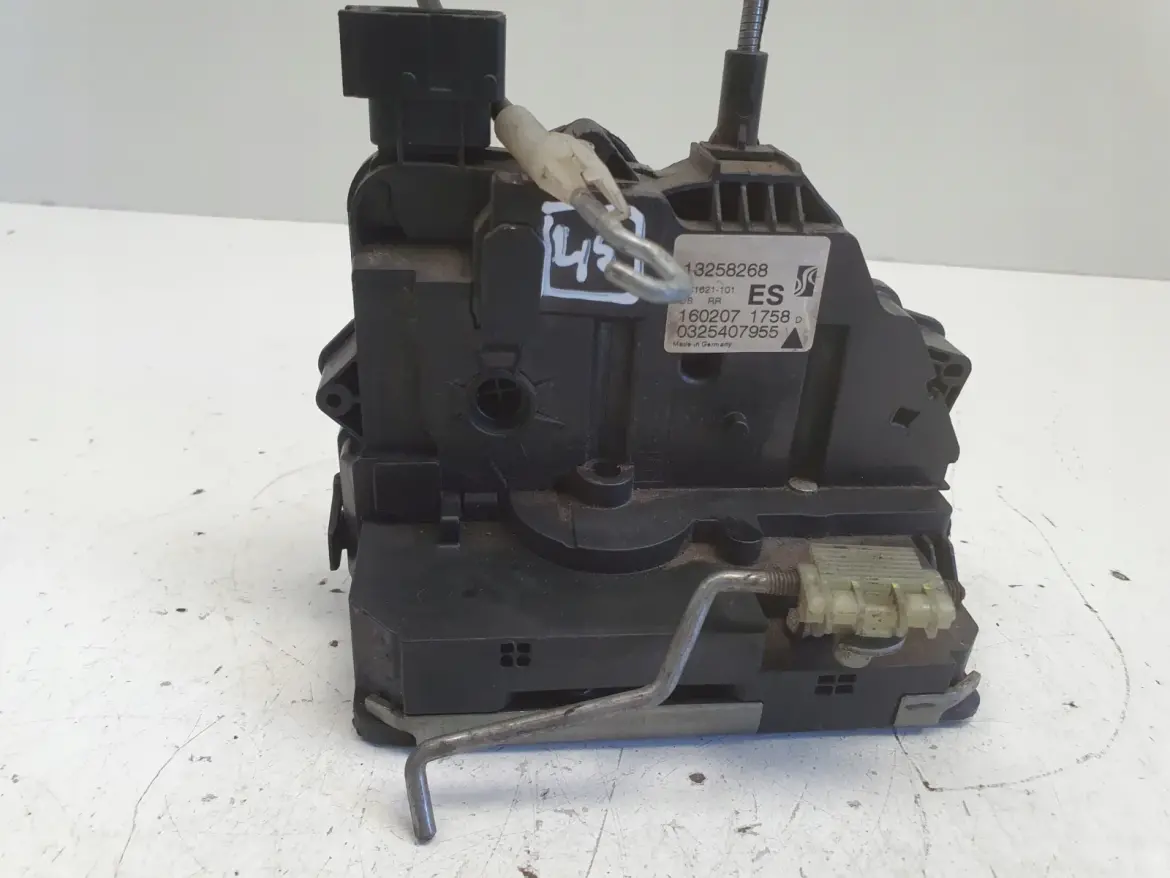 Opel Corsa D ZAMEK DRZWI prawy tył pasażera 13258268 ES