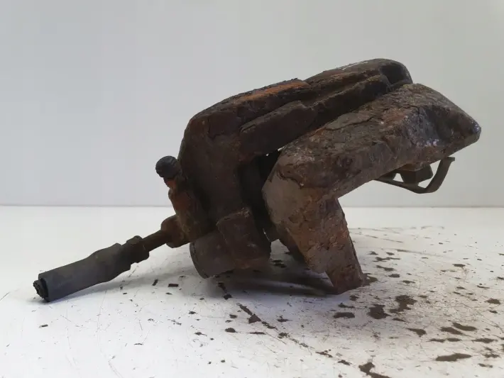 Volvo S60 II XC60 I PRZEDNI ZACISK HAMULCOWY Prawy przód PASAŻERA 928