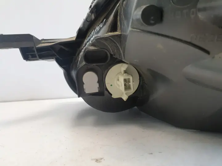 Toyota Aygo PRZEDNIA LAMPA PRAWA prawy przód EUROP