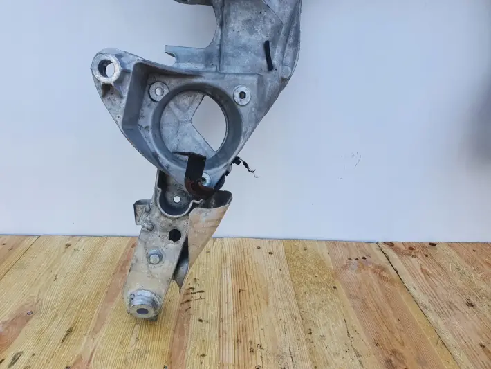 BMW F01 750 i 4.4 BITURBO SANKI BELKA POD SILNIK