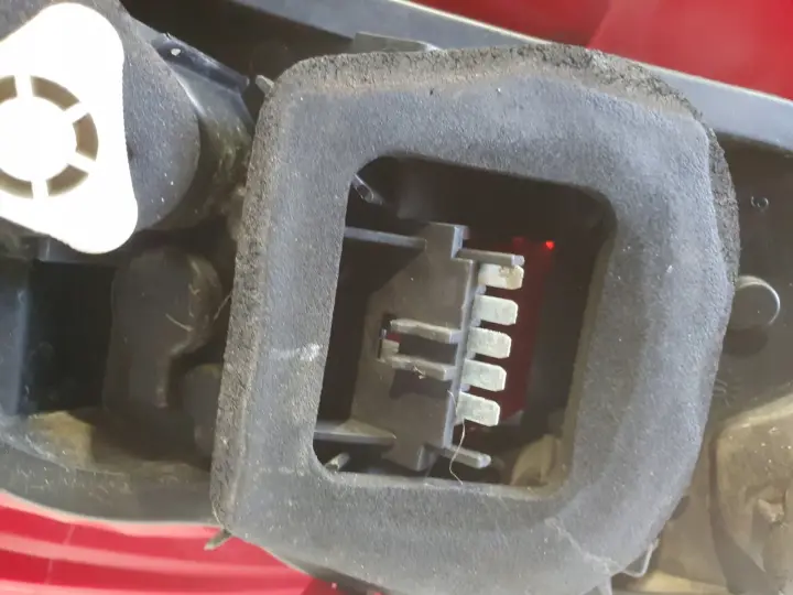 Opel Corsa D 3 drzwi TYLNA LAMPA PRAWA prawy tył pasażera 13211841
