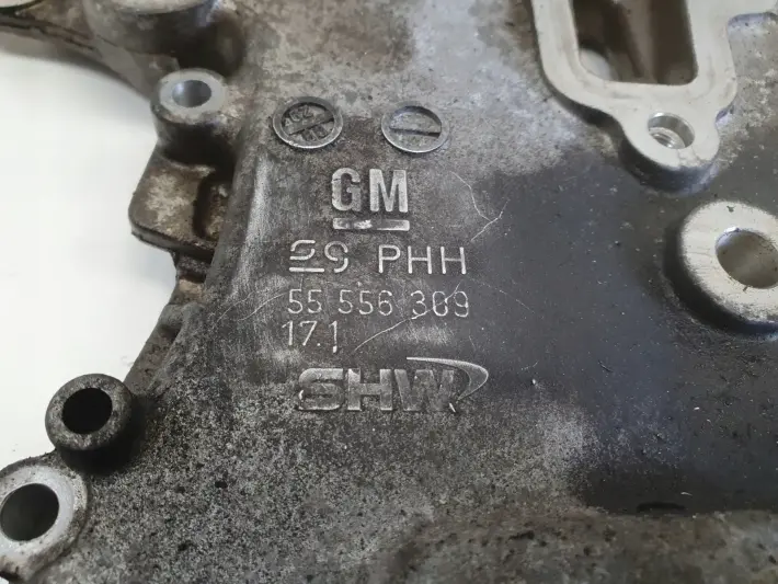 Opel Corsa D 1.2 1.4 16V OBUDOWA ROZRZĄDU osłona POMPA OLEJU 55556309