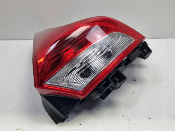 Volvo V40 II 12-16r TYLNIA TYLNA LAMPA PRAWA prawy tył 31395845