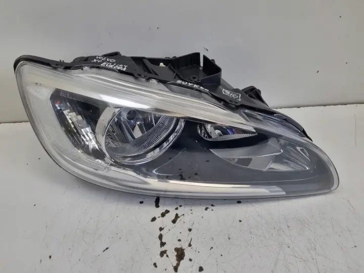 Volvo XC60 13-17r LIFT PRZEDNIA LAMPA PRAWA PRAWY PRZÓD LED europa