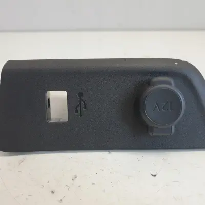 Opel Corsa F PANEL ZAPALNICZKI USB Dekor osłona