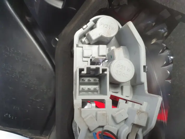 Volvo V60 I 10-18r TYLNIA TYLNA LAMPA LEWA lewy tył 31214963