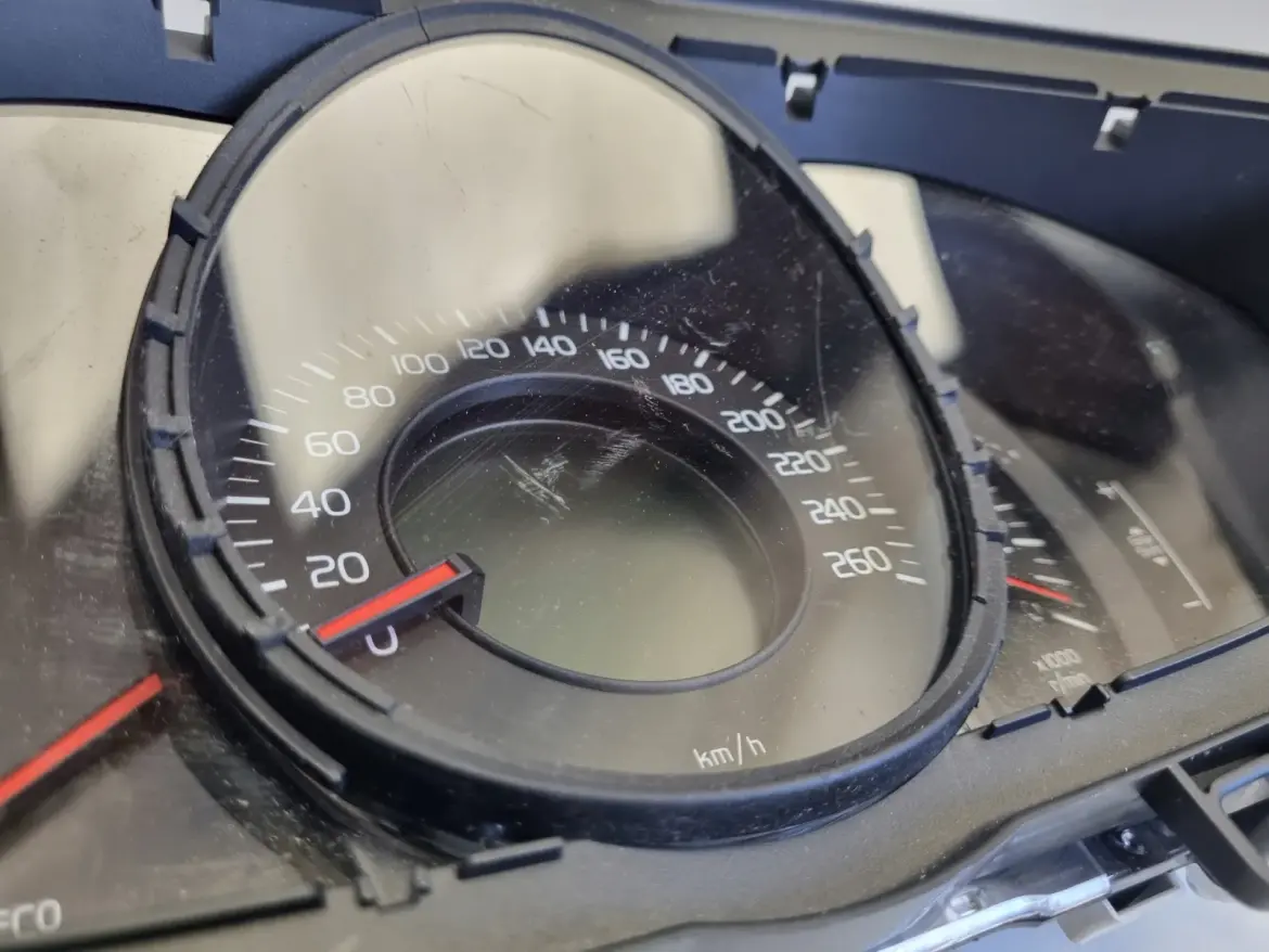 Volvo V40 II lift LICZNIK ZEGARY Europa 31453103