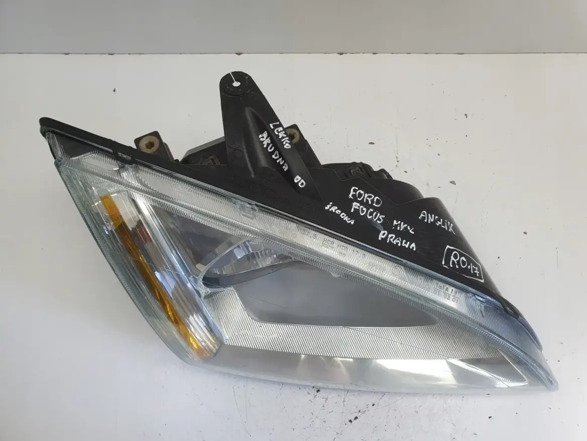 Ford Focus mk2 02-06 PRZEDNIA LAMPA PRAWA prawy przód anglik